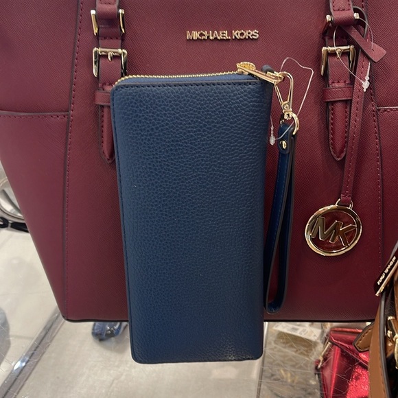 MICHAEL KORS LARGE TRAVEL CONTINENTAL WRISTLET WALLET NAVY BLUE COLOR
NWT - Picture 2 of 16